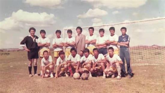 1991年锡尼河杯 扎那（后排左一）与锡尼河中学队嘎拉巴特尔（前排左二）。